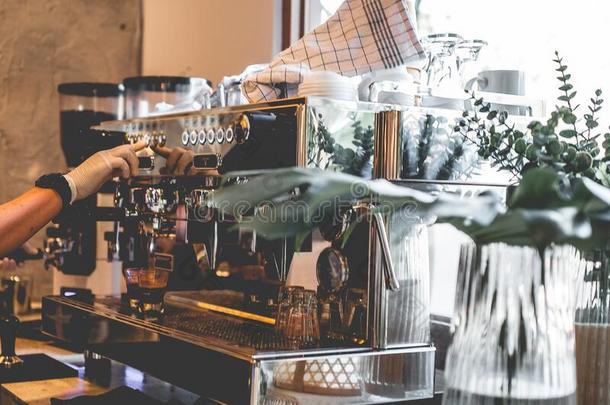 咖啡馆准备咖啡的员工咖啡馆制造咖啡豆专业的咖啡馆准备咖啡的员工咖啡豆制造者