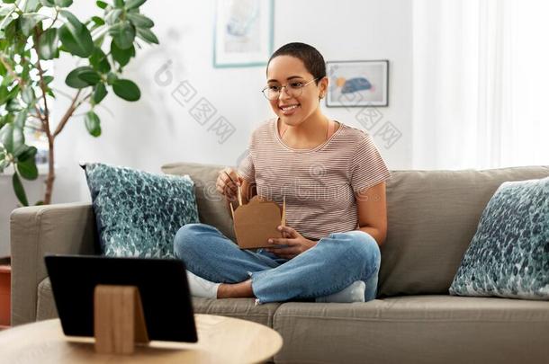 非洲的女人和碑personalcomputer个人计算机吃外卖餐馆食物