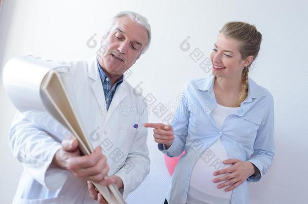 怀孕的女人和医生采用cl采用ic