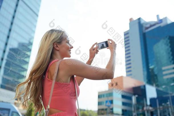 年幼的女人和智能<strong>手机摄影</strong>城市