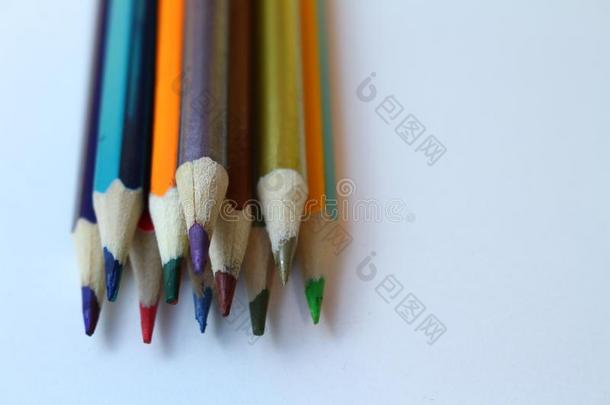 有色的铅笔向一光b一ckground