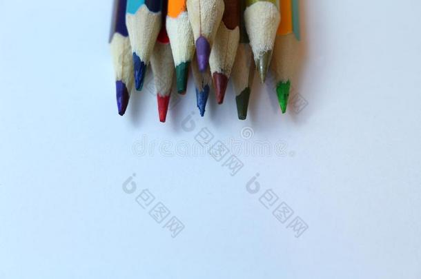敏锐的有色的铅笔向一光b一ckground