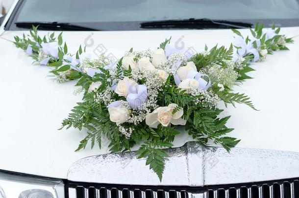 豪华轿车和婚礼花束.