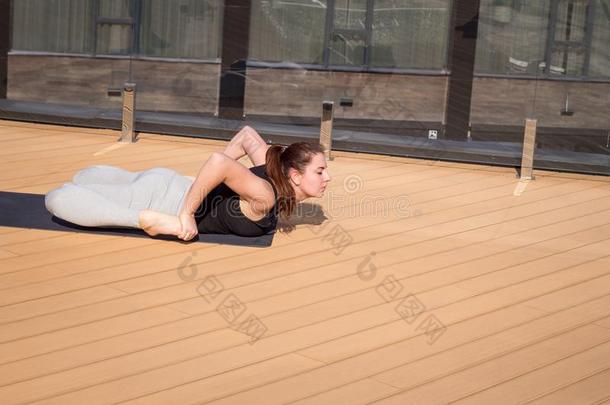 运动女人做伸瑜伽练习向旅馆屋顶和令马停住的声音