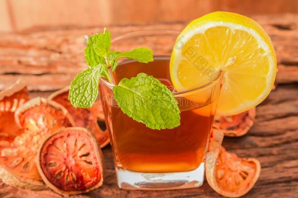 贝尔成果茶水-一玻璃关于贝尔成果茶水和柠檬部分和