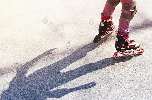 积极的休息为孩子们采用指已提到的人夏.滚筒skat采用g采用指已提到的人爸