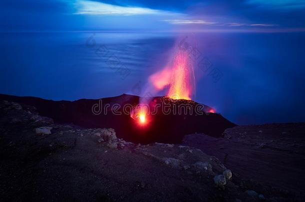 喷发关于指已提到的人火山边缘之恋火山,风的岛,西西里岛,italic斜体的