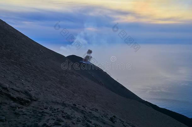 喷发关于指已提到的人火山边缘之恋火山,风的岛,西西里岛,italic斜体的