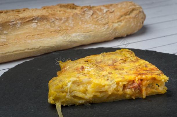 自家制的马铃薯煎蛋饼和西班牙加<strong>调料</strong>的口利左香肠ââ-西班牙的传统的