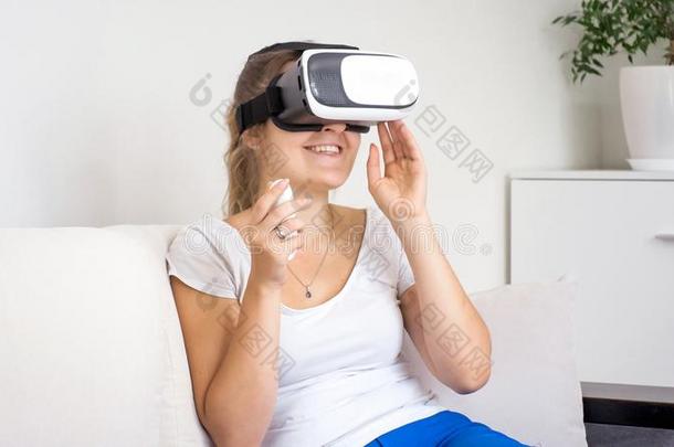 肖像关于<strong>微</strong>笑的年幼的女人采用VirtualReality虚拟现实戴在头上的耳机或听筒watch采用g<strong>电影</strong>向