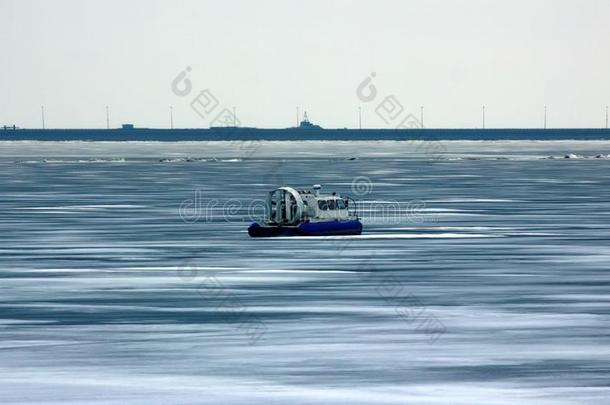 气垫船(气垫容器)经过春季不可靠的冰