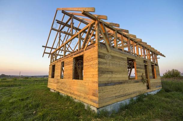 新的小屋关于自然的生态的木材材料在下面建设
