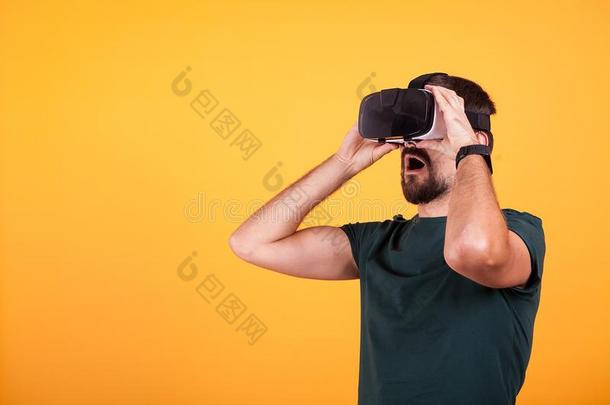 男人使人疲乏的VirtualReality虚拟现实实质上的现实戴在头上的耳机或听筒是（be的三单形式吃惊的