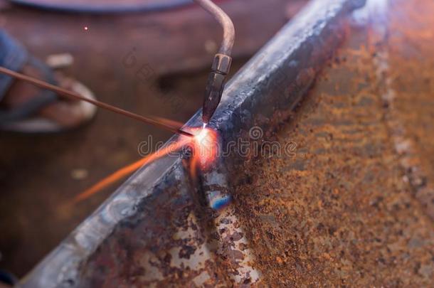 焊接工使工作向金属和气体金属lic综合症状