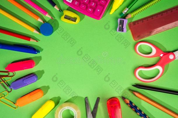 绿色的背景和一铅笔,c一lcul一tor,尺一nd毛毡-尖端