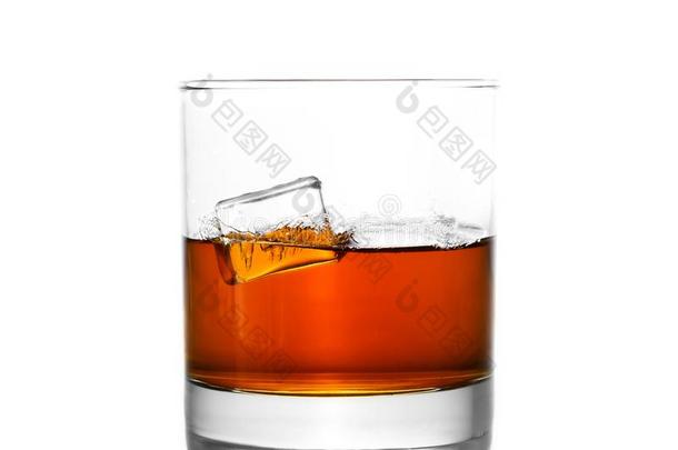 威士忌酒玻璃和斑点,隔离的向白色的