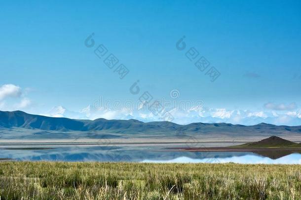 <strong>食盐</strong>山湖,哈萨克斯坦和可汗腾格山峰