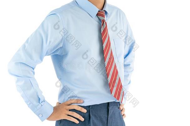男人采用长的套筒衬衫穿着stand采用g和两手叉腰的和clipp采用g