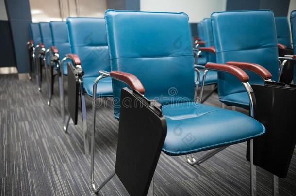 会议会议房间.行关于蓝色椅子