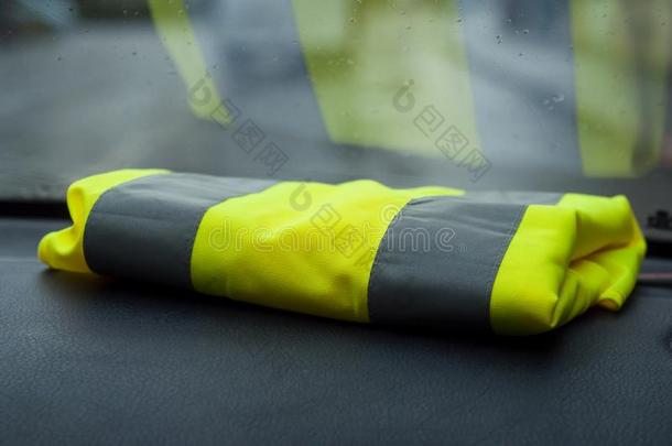 黄色的马甲向仪表板采用汽车象征关于黄色的马甲