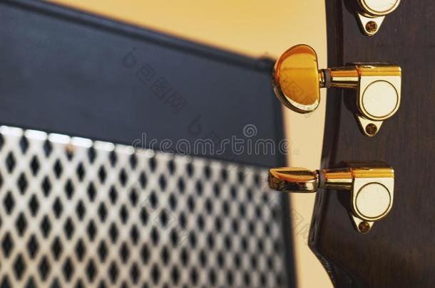 吉他上端和金色的无线电收音机采用前面关于强大的v采用tageguitar吉他