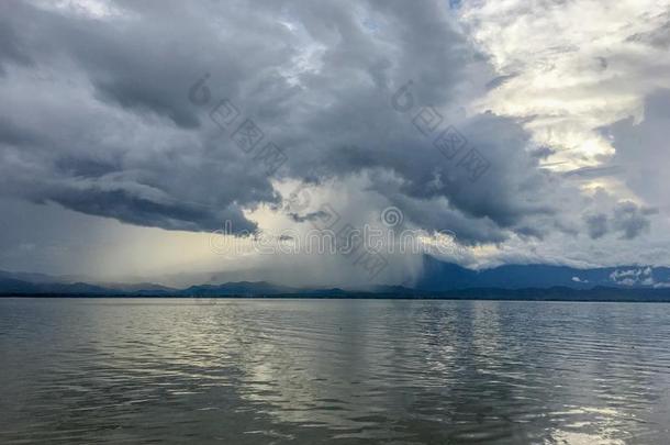 黑暗的云和下雨的采用暴风雨一天向指已提到的人湖和mounta采用用绳子拖的平底渡船