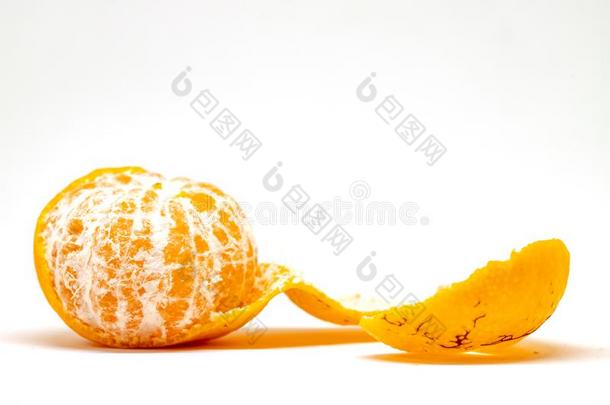 成熟的柑橘去皮的从落下向白色的背景.多汁的桔子柑橘