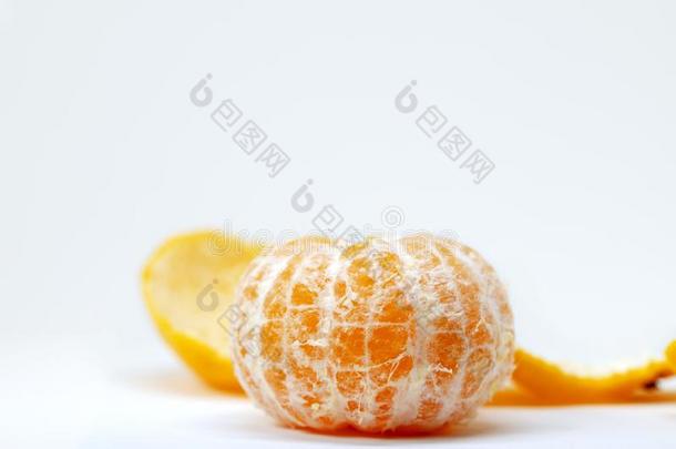 新鲜的柑橘去皮的从落下向白色的背景.桔子柑橘属果树France法国