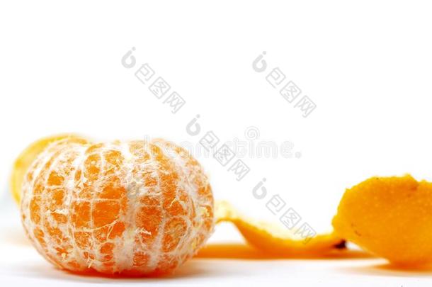 多汁的柑橘去皮的从落下向白色的背景.桔子柑橘属果树France法国