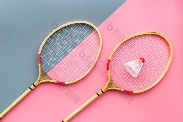 羽毛球设备.羽毛球球拍和羽毛球向粉红色的一