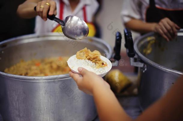 无私的给予出局自由的食物向指已提到的人无家可归的