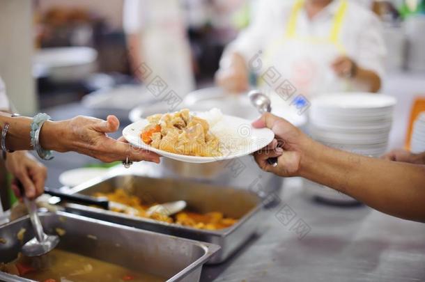 帮助食物为指已提到的人贫穷的:战斗饿<strong>挑战</strong>