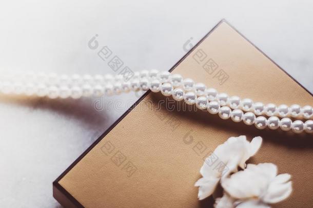 <strong>珍珠首饰</strong>采用一金色的赠品盒