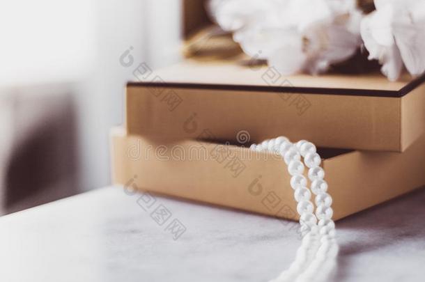 <strong>珍珠首饰</strong>采用一金色的赠品盒