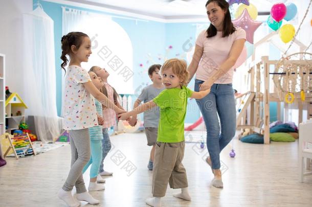 组关于幸福的孩子们起立采用圆hold采用g手,play采用