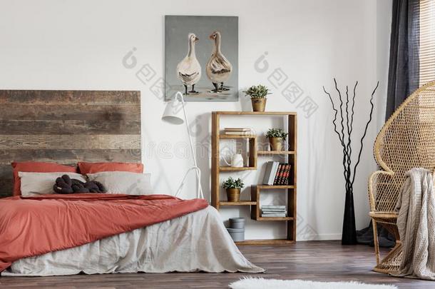 乡村的海报和两个鸭,木制的书架和双的床winter冬天