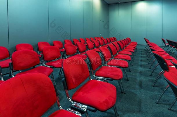 空的红色的席位采用会议房间