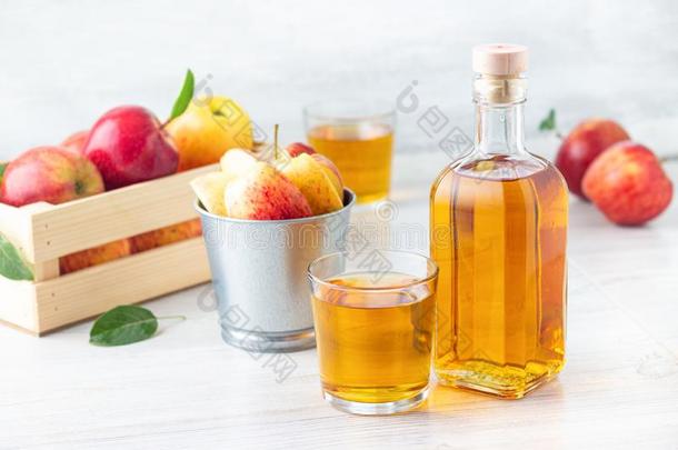 健康的有机的食物.苹果苹果汁醋采用玻璃瓶子.