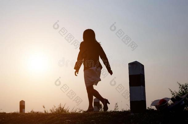 指已提到的人女人快乐地步态采用指已提到的人花园在日落