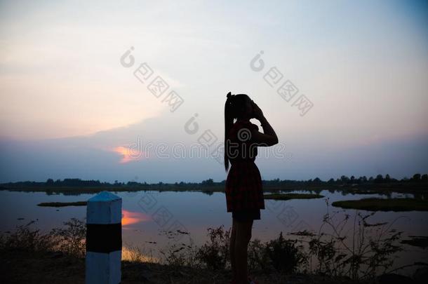 年幼的女人令人轻松的采用夏日落天户外的.人弗里多