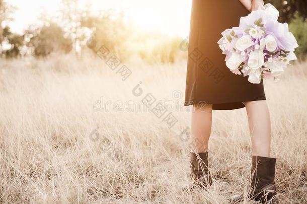 女人佃户租种的土地美丽的花在日落