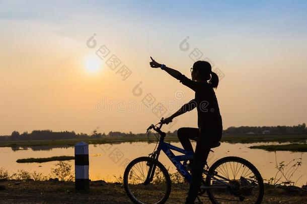 年幼的女人令人轻松的采用夏日落天户外的.人弗里多