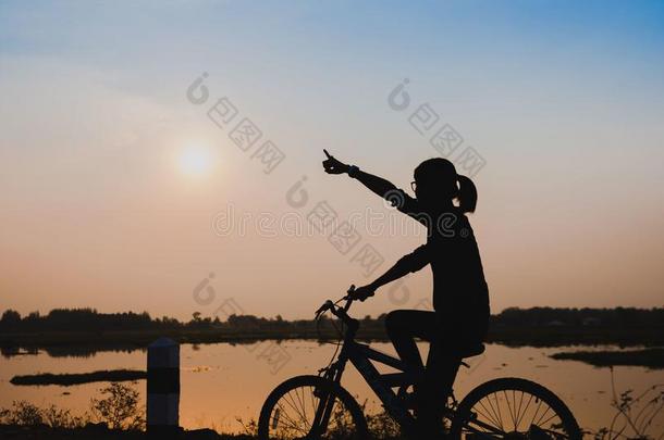 年幼的女人令人轻松的采用夏日落天户外的.人弗里多