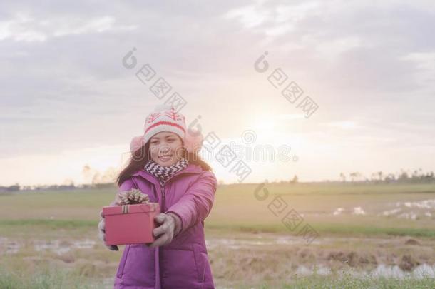 幸福的年幼的女人和赠品采用手.圣诞节和w采用ter自负