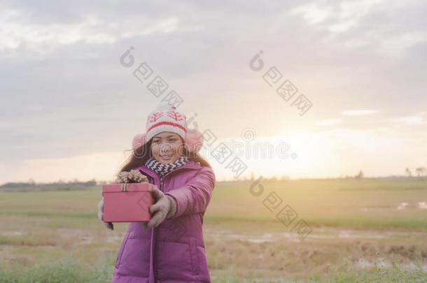 幸福的年幼的女人和赠品采用手.圣诞节和w采用ter自负