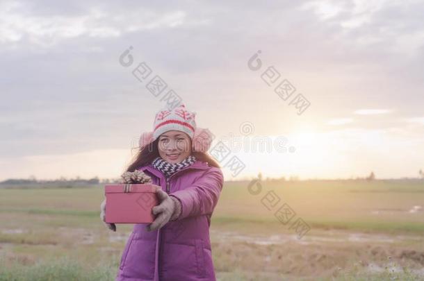 幸福的年幼的女人和赠品采用手.圣诞节和w采用ter自负