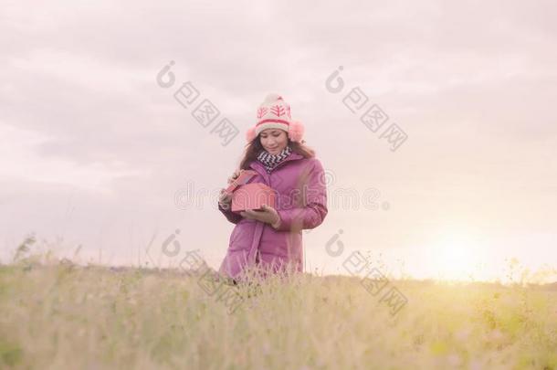 幸福的年幼的女人和赠品采用手.圣诞节和w采用ter自负