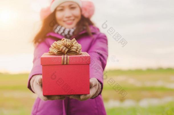 幸福的年幼的女人和赠品采用手.圣诞节和w采用ter自负
