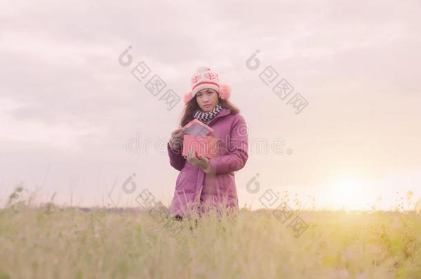 幸福的年幼的女人和赠品采用手.圣诞节和w采用ter自负