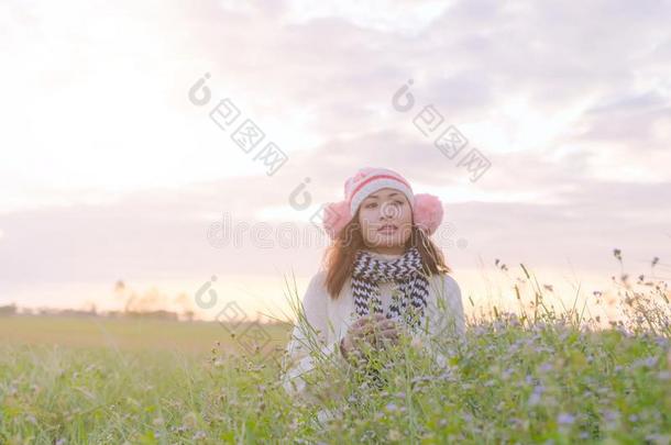 浪漫的亚洲人美丽的女孩步行采用一田采用日落光